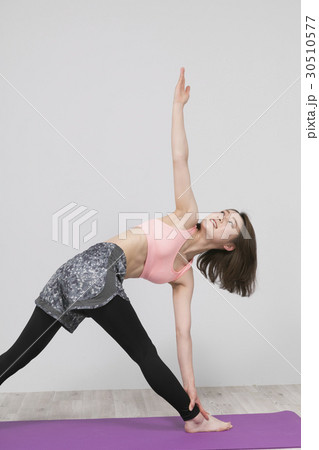 エクササイズをする女性 エクササイズをする女性 30510577