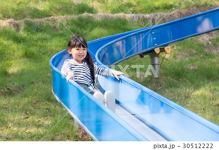 滑り台で遊ぶ女の子 30512222