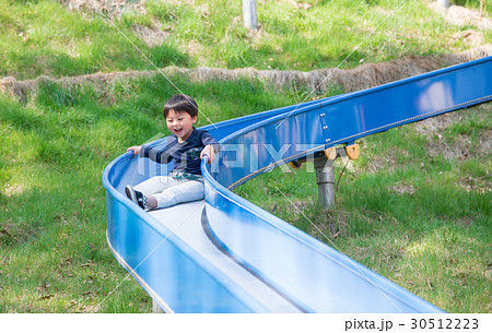滑り台で遊ぶ男の子 30512223