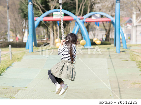 公園で遊ぶ女の子 30512225
