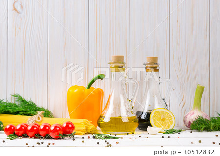 Spaghetti, tomatoes cherry, olive oil, herb,spices Spaghetti, tomatoes cherry, olive oil, herb,spices 30512832