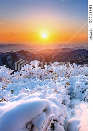 Sunrise on Deogyusan mountains covered with snow. 30513391