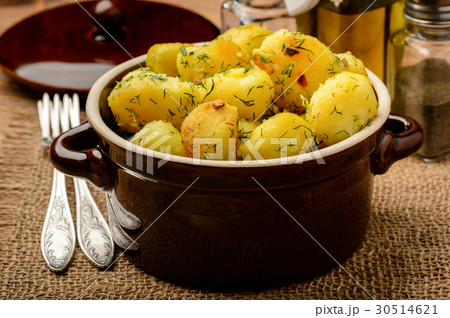 Roasted young potatoes with garlic and dill 30514621