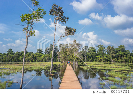 The path towards to Neak Pean temple  30517731