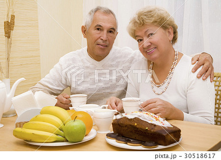Elderly couple drink tea 30518617