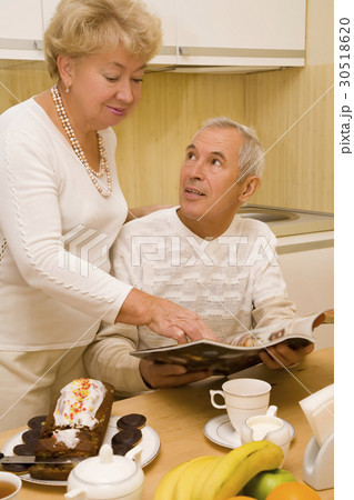 Elderly couple 30518620