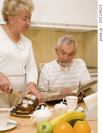 Elderly couple look a book  30518623