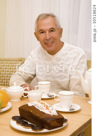 Senior has a breakfast  30518624