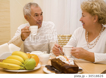 Elderly couple drink tea 30518626