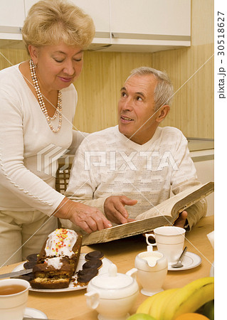 Elderly couple  30518627