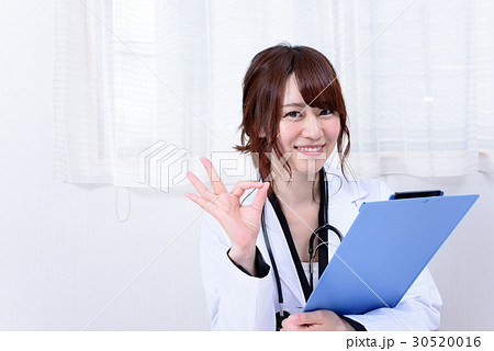 優しく説明する女性医師　女医　医療イメージ 30520016