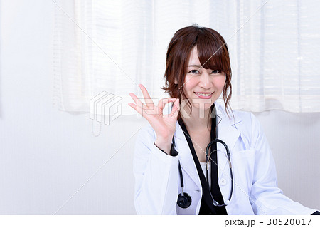 優しく説明する女性医師　女医　医療イメージ 30520017