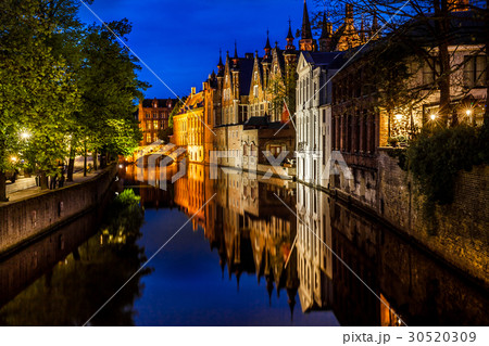 Canals in Bruges at night Canals in Bruges at night 30520309