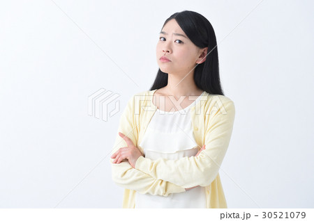 怒り 腕を組んで怒る若い女性 怒り 腕を組んで怒る若い女性 30521079