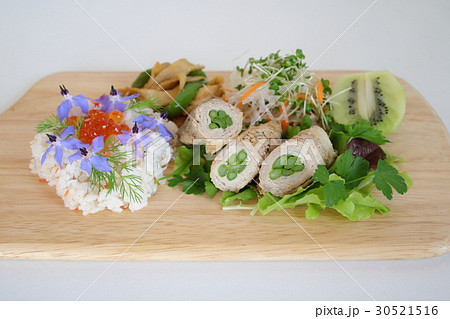 エディブルフラワーのハーブランチ 30521516