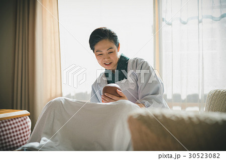woman during pregnancy or shortly after childbirth woman during pregnancy or shortly after childbirth 30523082