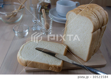 Slice Fresh fragrant bread on chopping block wood 30523584