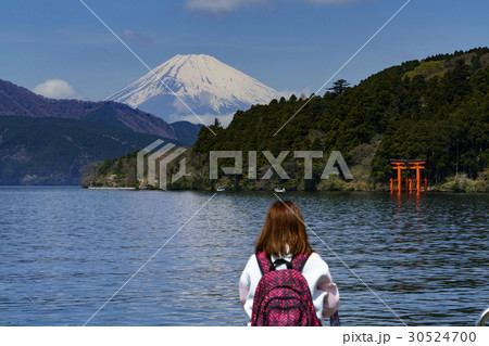 芦ノ湖の箱根神社の鳥居と富士山を見る外国人観光客 30524700