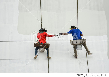 Un safety Painters and harnesses hanging high 30525104