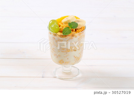 corn flakes with milk and fresh fruit 30527019