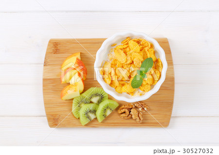 corn flakes with milk and fresh fruit 30527032