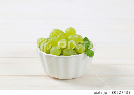 bowl of white grapes 30527438