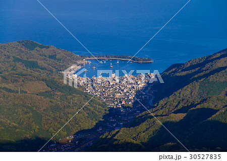 伊豆スカイラインから眺めた、海と戸田の町 伊豆スカイラインから眺めた、海と戸田の町 30527835