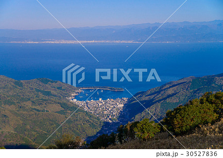 伊豆スカイラインから眺めた、海と戸田の町 伊豆スカイラインから眺めた、海と戸田の町 30527836