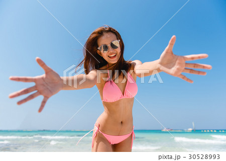 Sexy bikini body woman playful on paradise beach 30528993