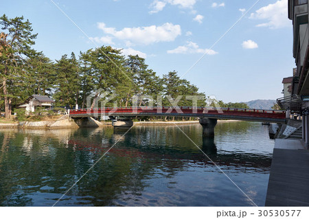 天橋立、廻旋橋を通して天橋立公園方面を望む、京都府宮津市 天橋立、廻旋橋を通して天橋立公園方面を望む、京都府宮津市 30530577