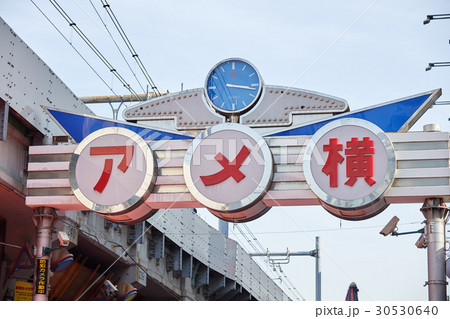 東京の町 上野のアメ横の看板 東京の町 上野のアメ横の看板 30530640