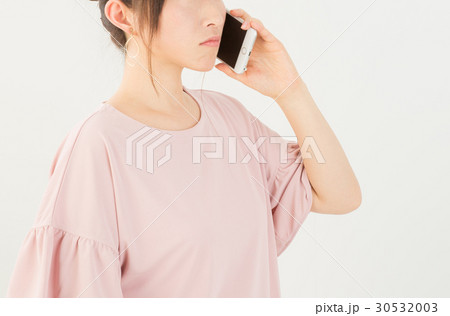 不服そうに電話する女性 30532003