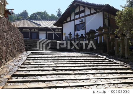 法華堂へ続く緩やかな階段 30532056