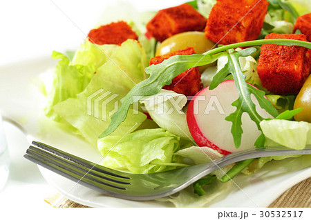 vegetable salad with cheese 30532517