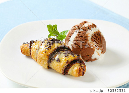 chocolate croissant with ice cream 30532531