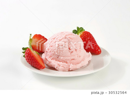 scoop of ice cream and strawberries 30532564