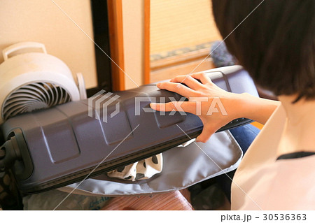 スーツケースを開ける女性手元 スーツケースを開ける女性手元 30536363