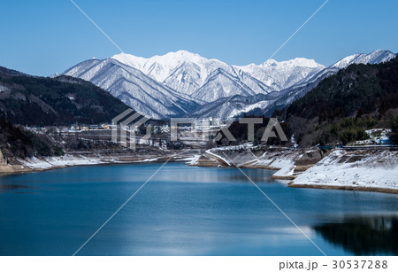 冬の赤谷湖と小出俣山 冬の赤谷湖と小出俣山 30537288