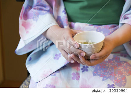 浴衣を着た若い女性 浴衣を着た若い女性 30539964