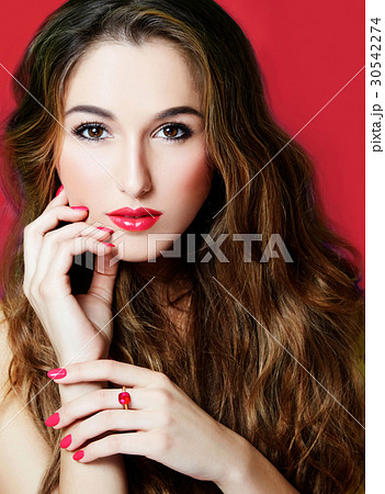外国人女性モデルの美容イメージ 赤いマニキュアと唇の写真素材
