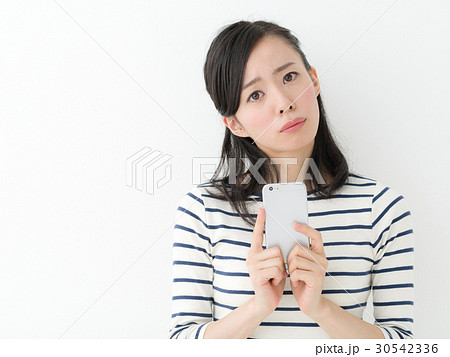 スマートフォン・悩む女性 30542336
