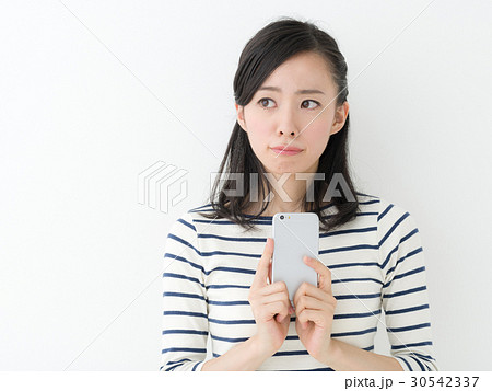 スマートフォン・悩む女性 30542337