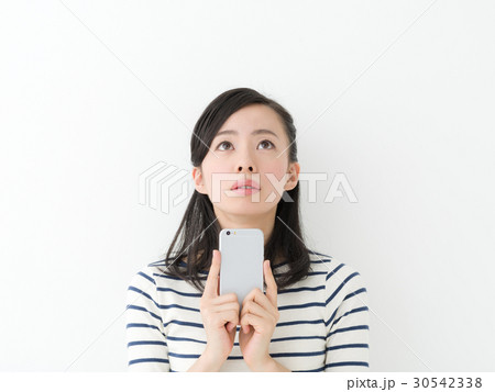 スマートフォン・悩む女性 30542338