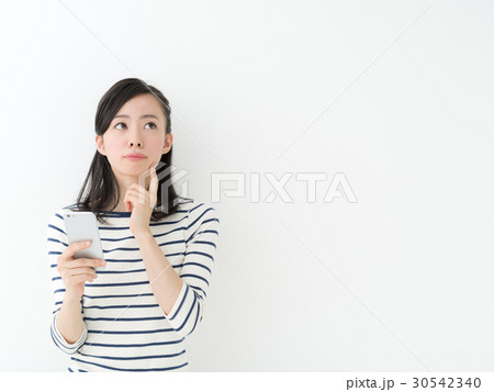 スマートフォン・悩む女性 30542340