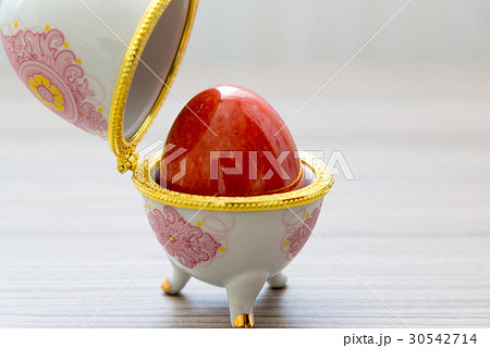 Easter egg from onyx in a box 30542714