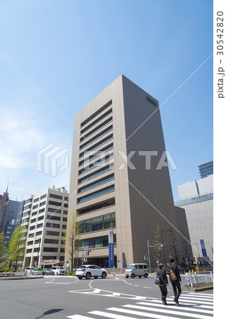 地下鉄浅草線の宝町駅の交差点（東京都中央区） 30542820