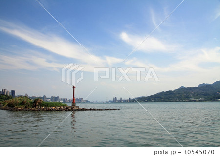 淡水河と淡水の街並み 30545070