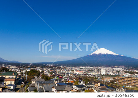 富士山　富士宮市　街並み　青空　[静岡県] 30546250