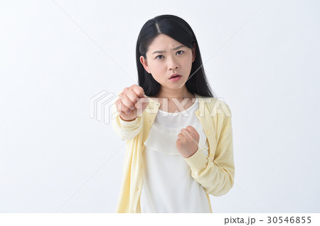 怒り　握り拳で怒る若い女性 30546855