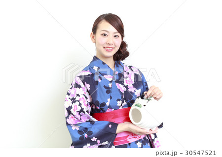 豚の蚊取りを持つ浴衣の若い女性 豚の蚊取りを持つ浴衣の若い女性 30547521